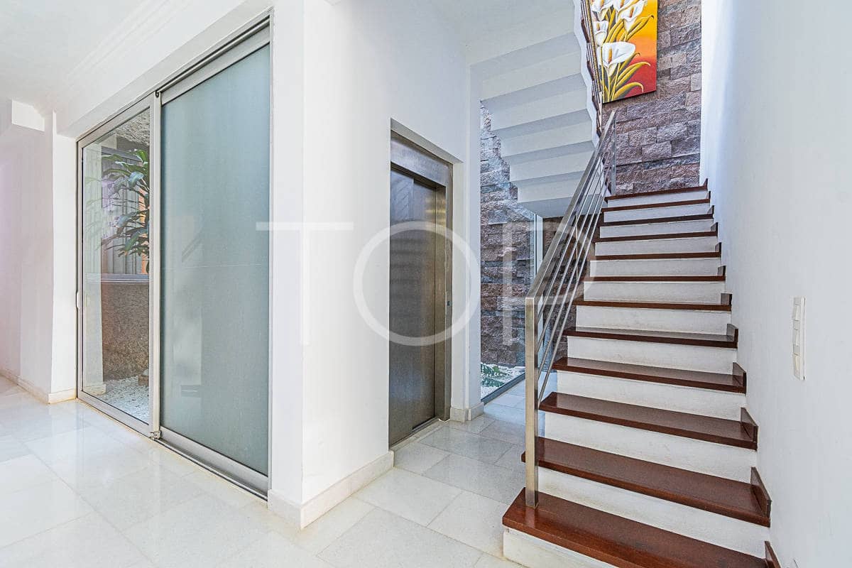 5 soverom Rekkehus til salgs i Playa del Duque med svømmebasseng garasje - € 3 200 000 (Ref: 7853766)