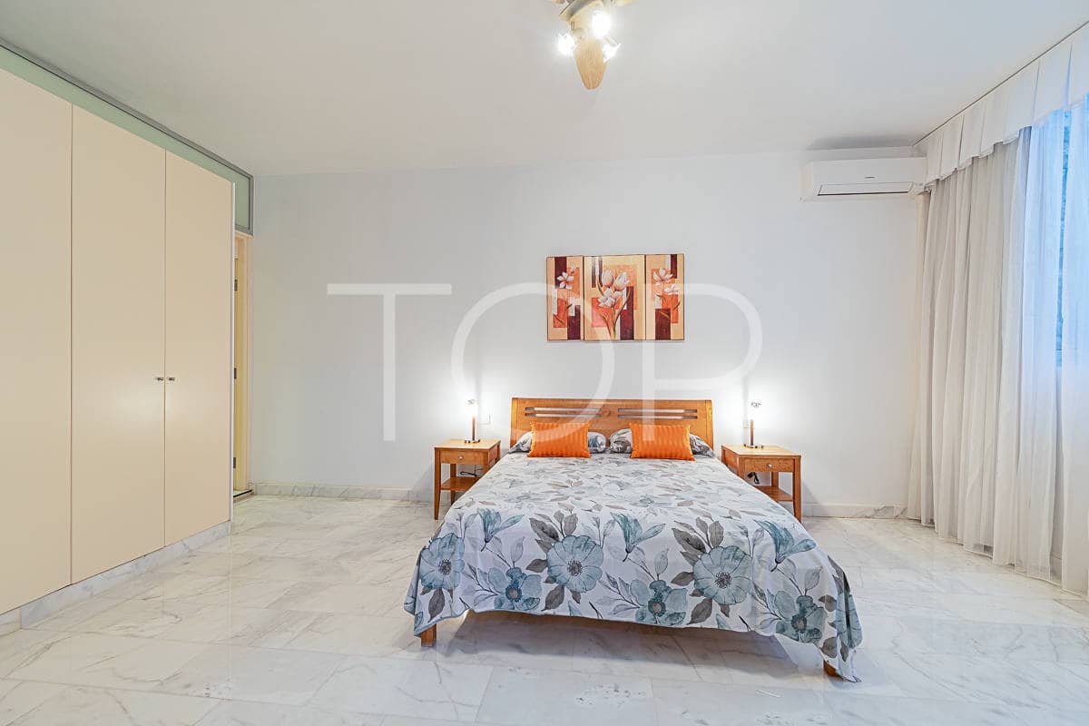 5 soverom Rekkehus til salgs i Playa del Duque med svømmebasseng garasje - € 3 200 000 (Ref: 7853766)