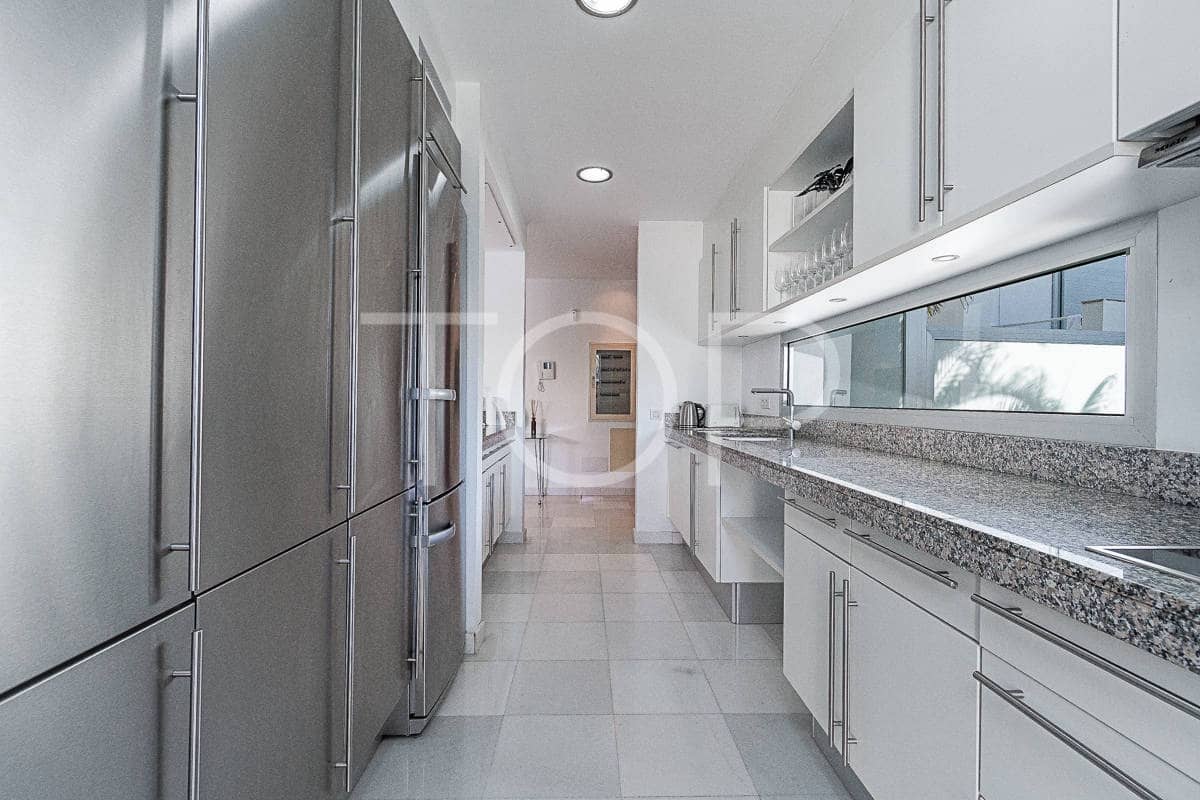 5 soverom Rekkehus til salgs i Playa del Duque med svømmebasseng garasje - € 3 200 000 (Ref: 7853766)