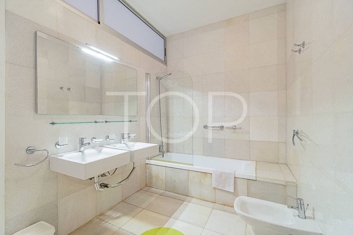 5 soverom Rekkehus til salgs i Playa del Duque med svømmebasseng garasje - € 3 200 000 (Ref: 7853766)