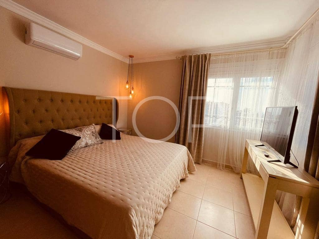 4 soveværelse Villa til salg i Los Cristianos med garage - € 775.000 (Ref: 7936425)