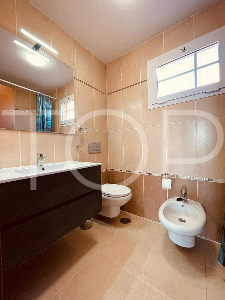 4 soveværelse Villa til salg i Los Cristianos med garage - € 775.000 (Ref: 7936425)