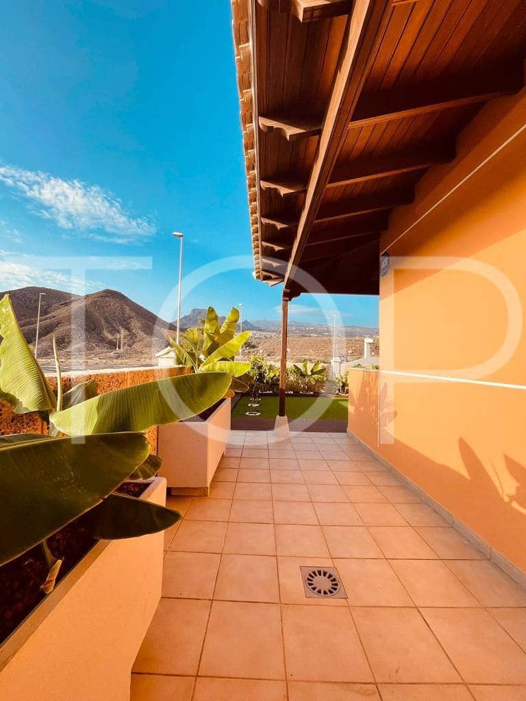 4 soveværelse Villa til salg i Los Cristianos med garage - € 775.000 (Ref: 7936425)