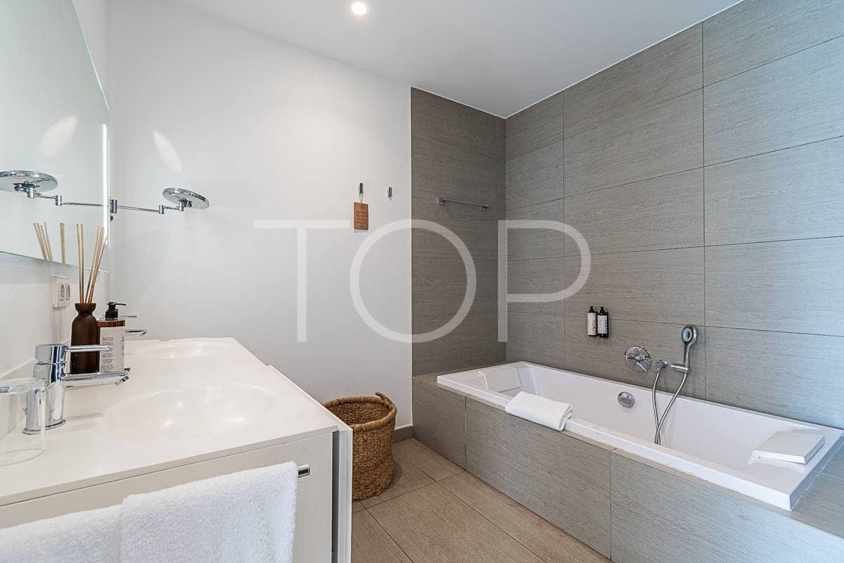 3 soveværelse Lejlighed til salg i Playa del Duque med swimmingpool garage - € 1.350.000 (Ref: 7992457)