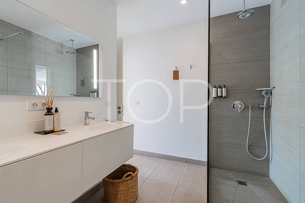 3 soveværelse Lejlighed til salg i Playa del Duque med swimmingpool garage - € 1.350.000 (Ref: 7992457)