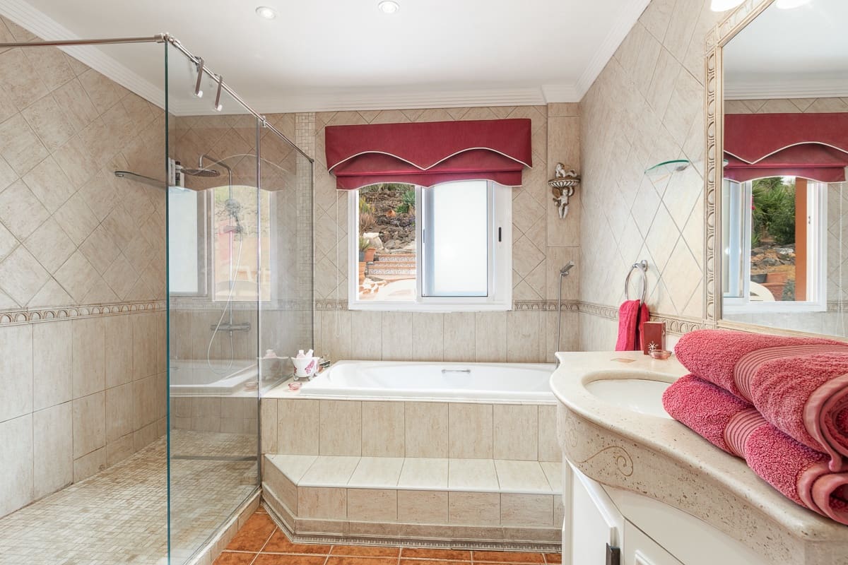 6 soveværelse Finca/Landehus til salg i Adeje med swimmingpool garage - € 1.595.000 (Ref: 8103183)