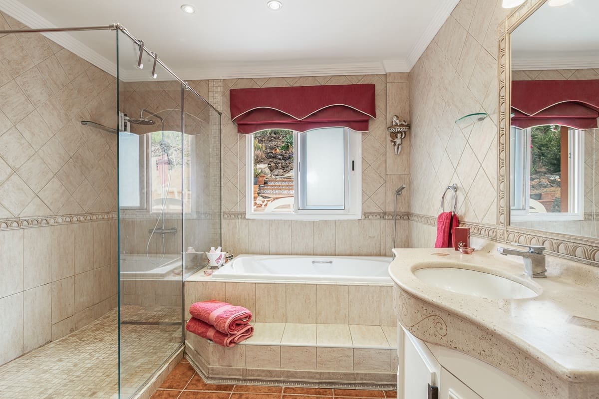 6 soveværelse Finca/Landehus til salg i Adeje med swimmingpool garage - € 1.595.000 (Ref: 8103183)