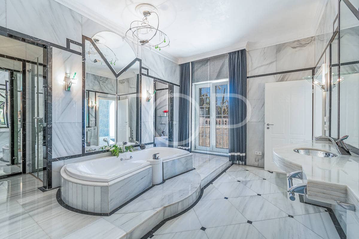 5 slaapkamer Villa te koop in Costa Adeje met zwembad garage - € 7.500.000 (Ref: 8469714)