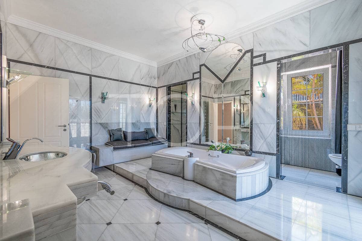 5 slaapkamer Villa te koop in Costa Adeje met zwembad garage - € 7.500.000 (Ref: 8469714)