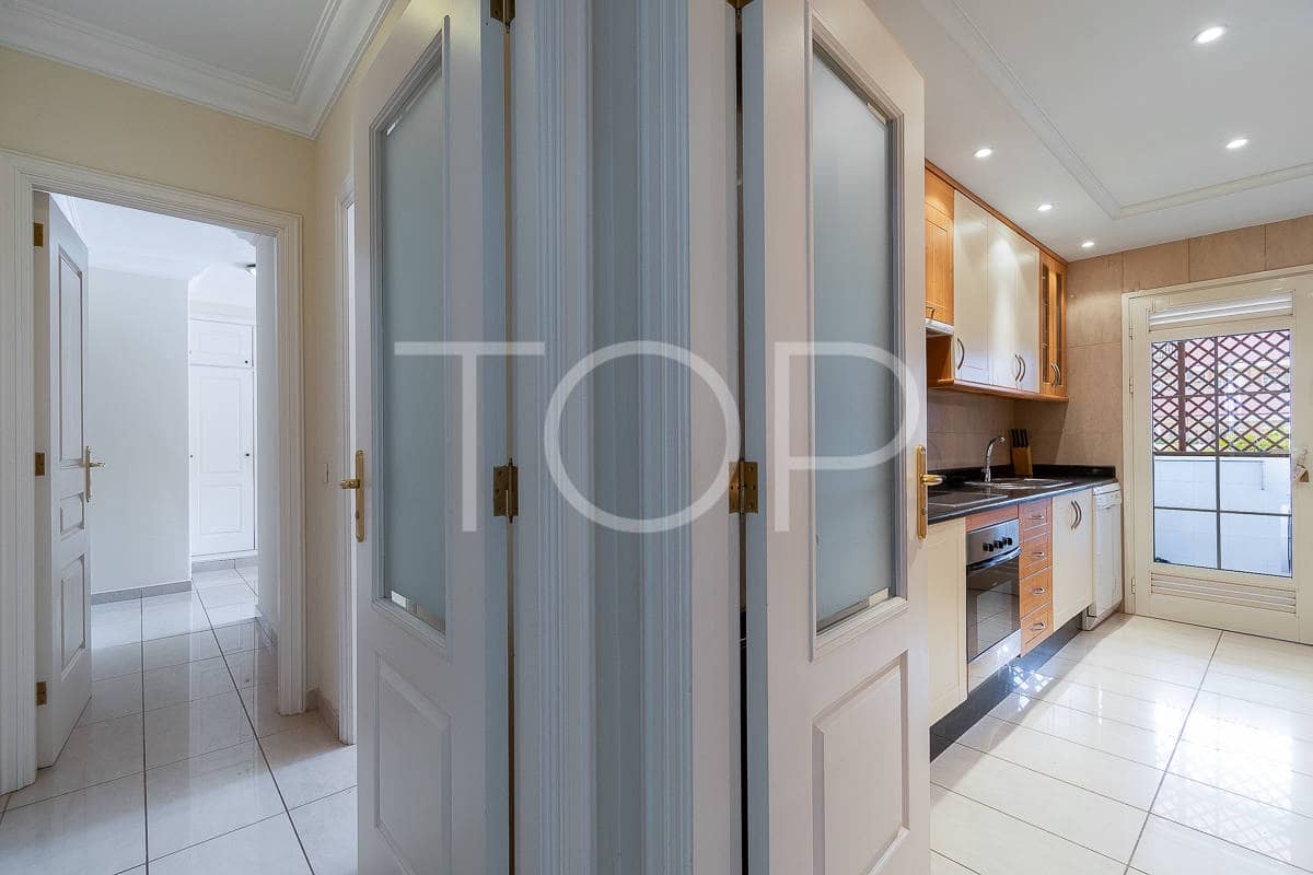 2 chambre Appartement à vendre à Playa del Duque avec piscine garage - 815 000 € (Ref: 8548776)