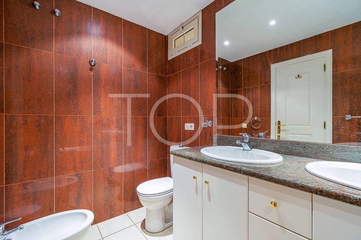 2 chambre Appartement à vendre à Playa del Duque avec piscine garage - 815 000 € (Ref: 8548776)