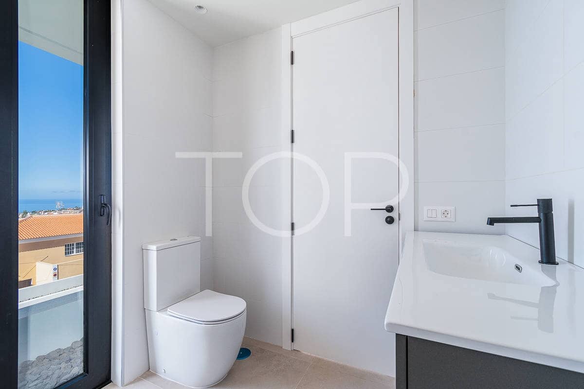 3 slaapkamer Rijtjeshuis te koop in Adeje met garage - € 480.000 (Ref: 8569449)