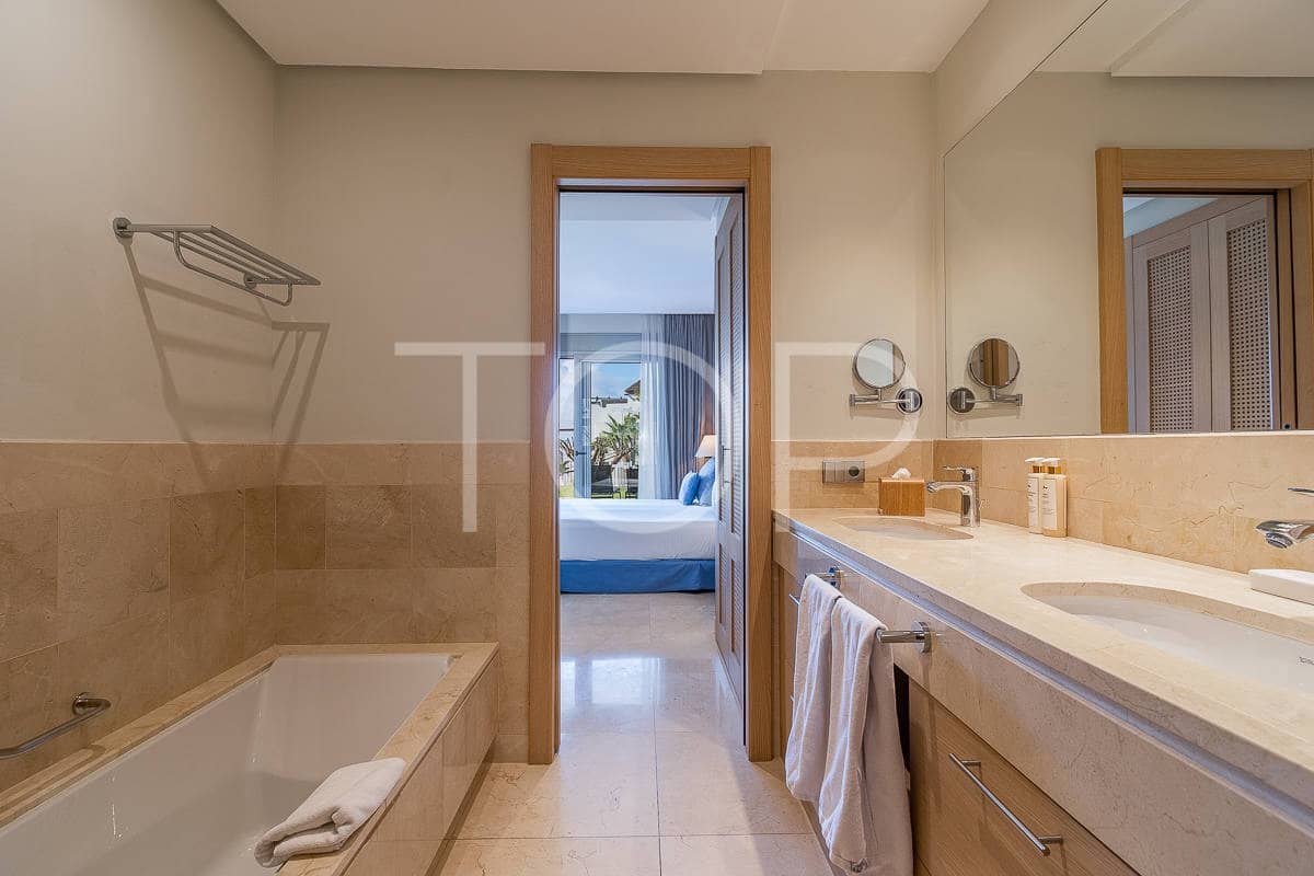 2 bedroom Flat for sale in Guia de Isora with pool garage - € 898,000 (Ref: 8581743)