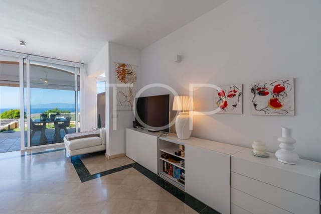 2 slaapkamer Rijtjeshuis te koop in Playa del Duque, Adeje met zwembad garage - € 595.000 (Ref: 8816851)