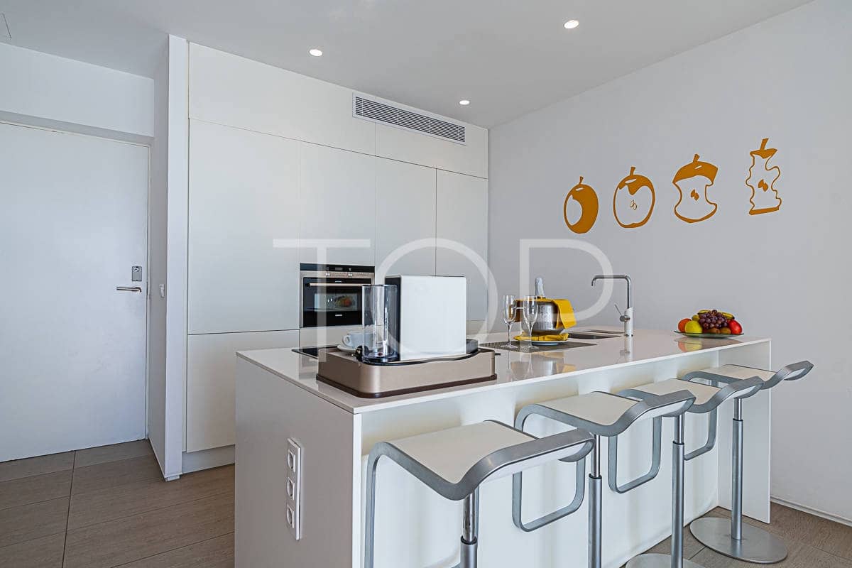 1 soveværelse Lejlighed til salg i Playa del Duque med swimmingpool - € 499.000 (Ref: 8885580)