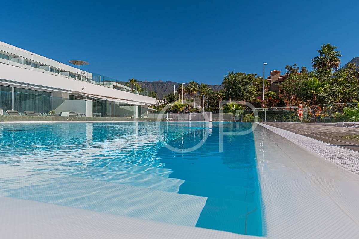 1 soveværelse Lejlighed til salg i Playa del Duque med swimmingpool - € 499.000 (Ref: 8885580)