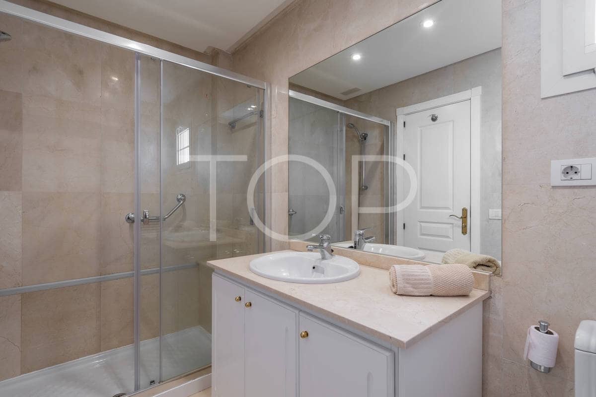 2 soveværelse Penthouse til salg i Playa del Duque med swimmingpool garage - € 860.000 (Ref: 8895950)