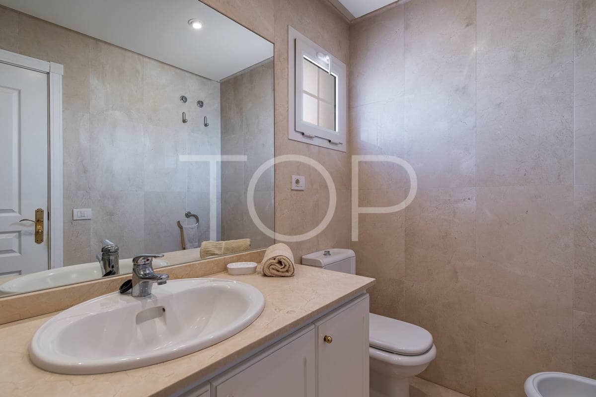 2 soveværelse Penthouse til salg i Playa del Duque med swimmingpool garage - € 860.000 (Ref: 8895950)