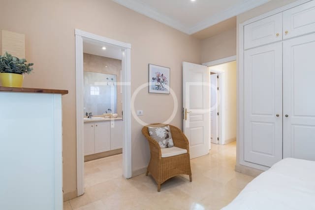 2 soverom Penthouse til salgs i Playa del Duque, Adeje med svømmebasseng garasje - € 860 000 (Ref: 8895950)