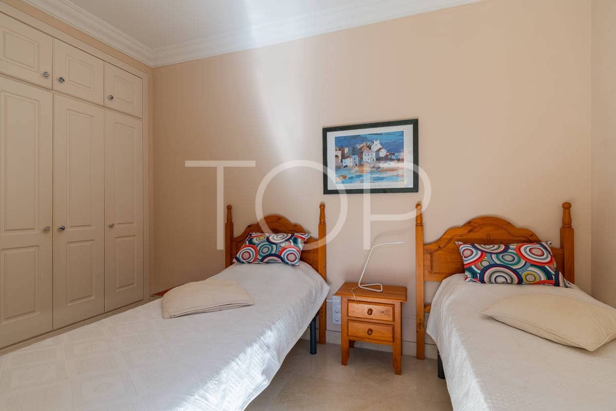 2 soveværelse Penthouse til salg i Playa del Duque med swimmingpool garage - € 860.000 (Ref: 8895950)