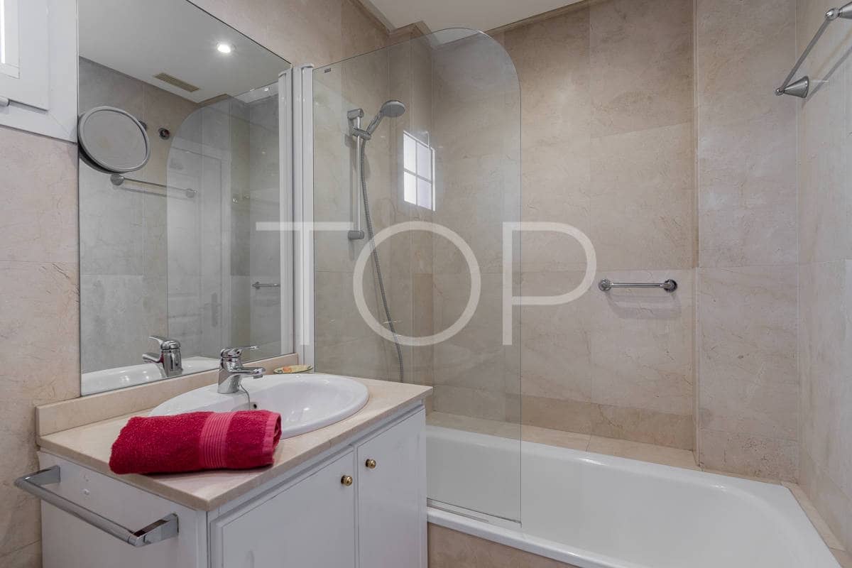 2 soveværelse Penthouse til salg i Playa del Duque med swimmingpool garage - € 860.000 (Ref: 8895950)