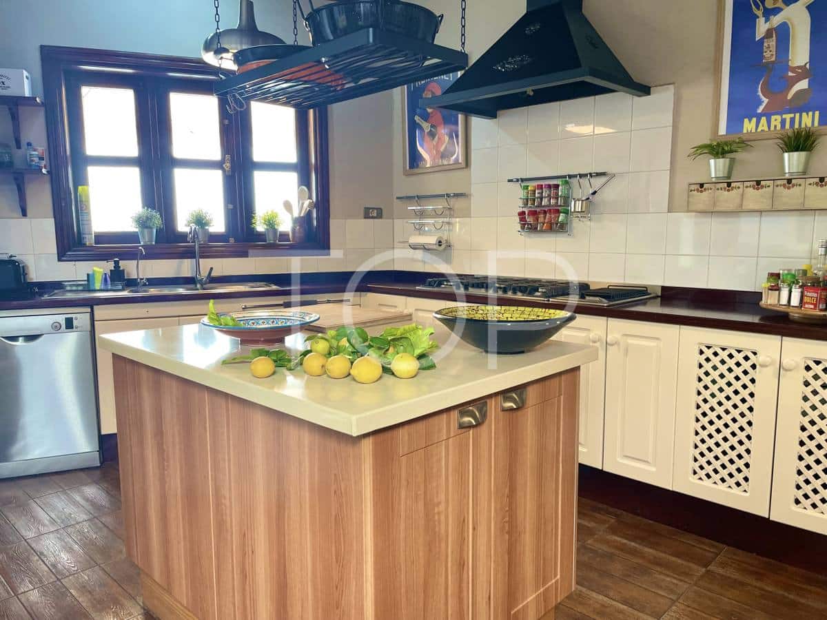 5 soveværelse Byhus til salg i Charco del Pino med swimmingpool - € 880.000 (Ref: 8931730)