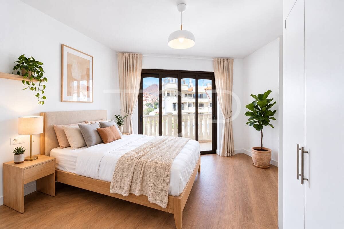 2 bedroom Flat for sale in Los Cristianos with pool garage - € 674,080 (Ref: 8952385)
