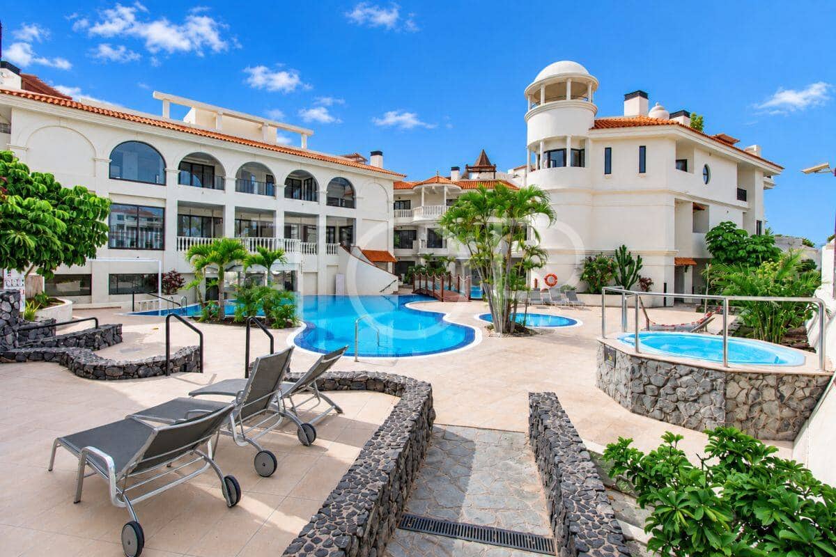2 bedroom Flat for sale in Los Cristianos with pool garage - € 674,080 (Ref: 8952385)
