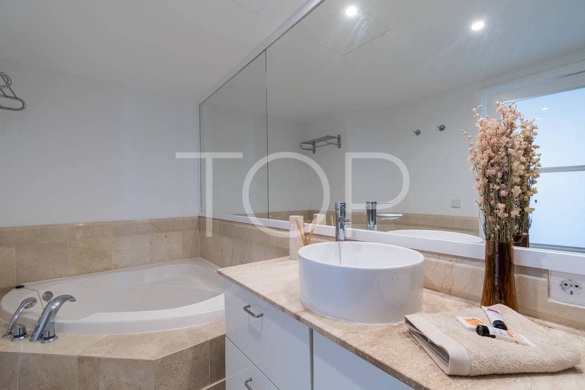 2 slaapkamer Penthouse te koop in Los Cristianos met garage - € 691.130 (Ref: 8953908)