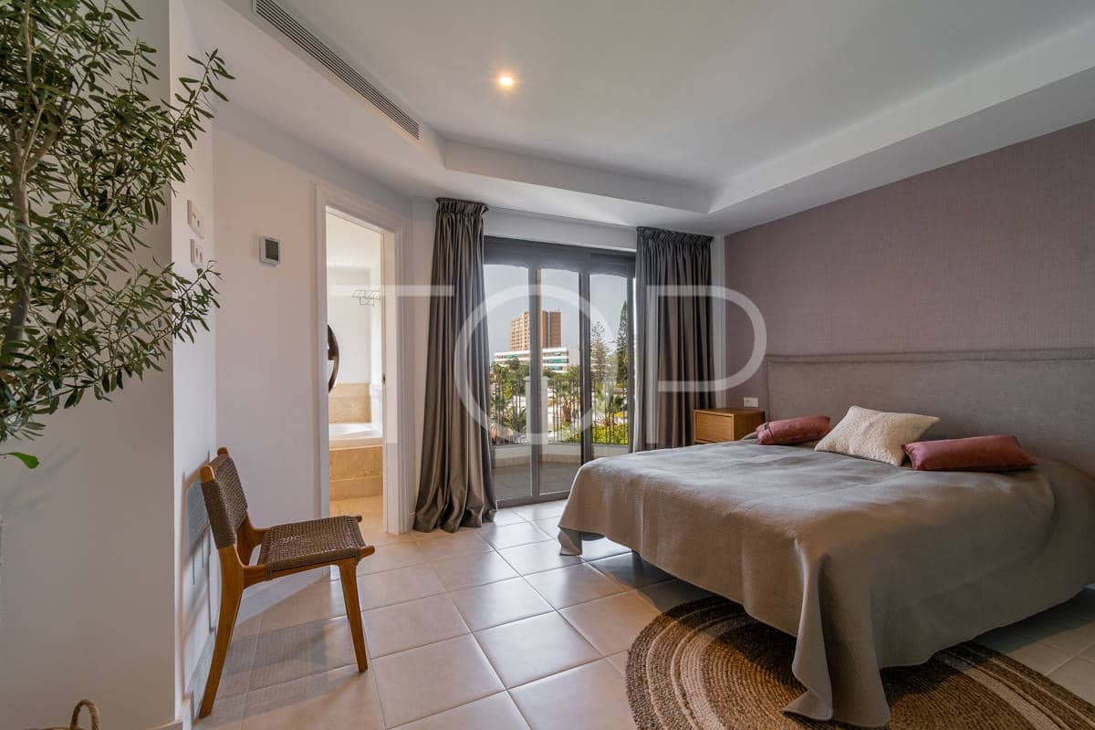2 slaapkamer Penthouse te koop in Los Cristianos met garage - € 691.130 (Ref: 8953908)