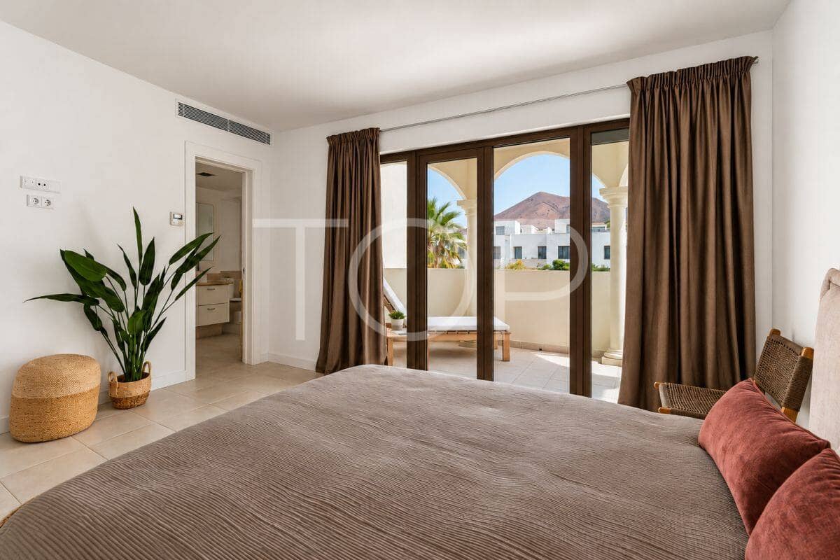 2 bedroom Penthouse for sale in Los Cristianos with garage - € 691,130 (Ref: 8953908)