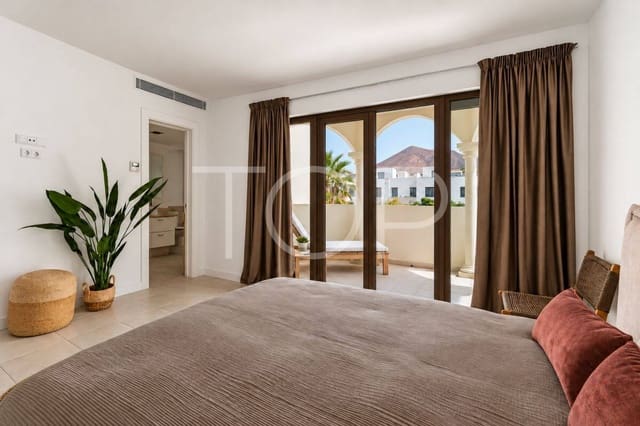 Ático de 2 habitaciones en Los Cristianos, Arona en venta con garaje - 691.130 € (Ref: 8953908)