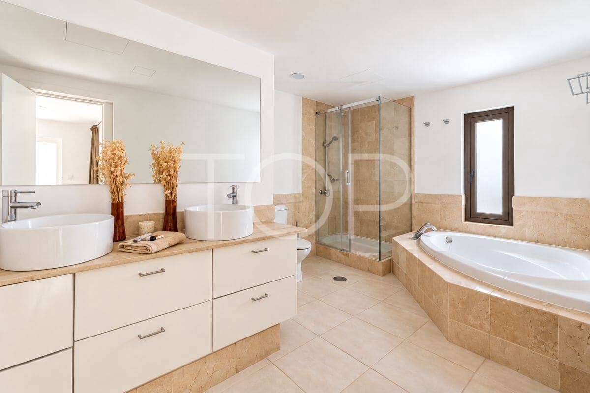 2 bedroom Penthouse for sale in Los Cristianos with garage - € 691,130 (Ref: 8953908)