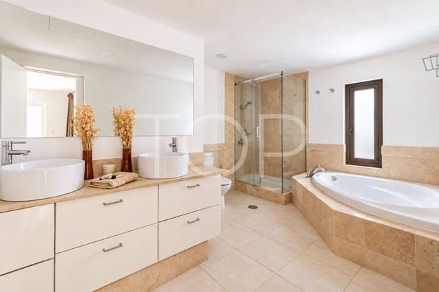 Ático de 2 habitaciones en Los Cristianos, Arona en venta con garaje - 691.130 € (Ref: 8953908)