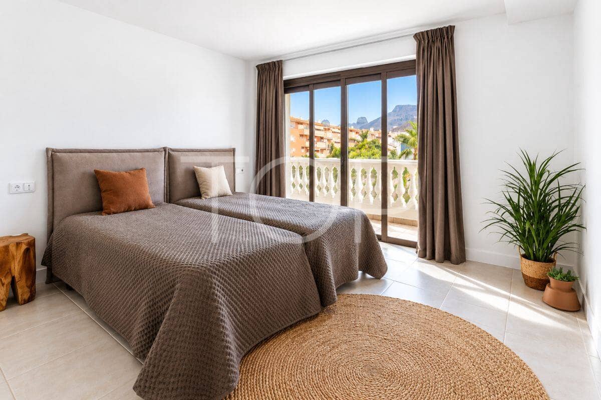 2 bedroom Penthouse for sale in Los Cristianos with garage - € 691,130 (Ref: 8953908)