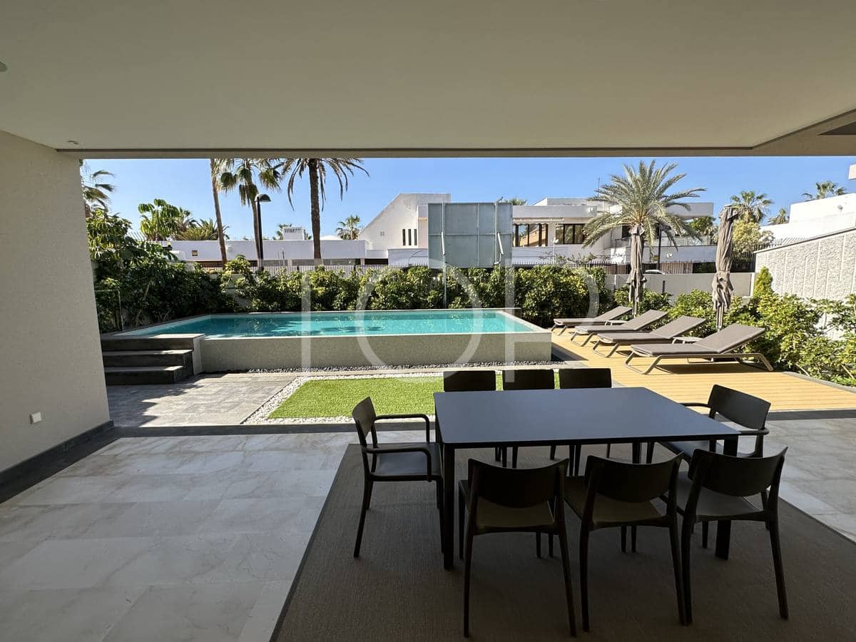 4 soveværelse Villa til salg i Playa de las Americas med swimmingpool garage - € 3.250.000 (Ref: 8953909)