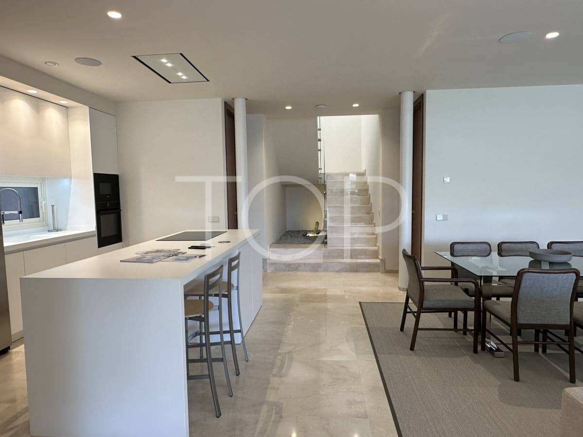 4 soveværelse Villa til salg i Playa de las Americas med swimmingpool garage - € 3.250.000 (Ref: 8953909)