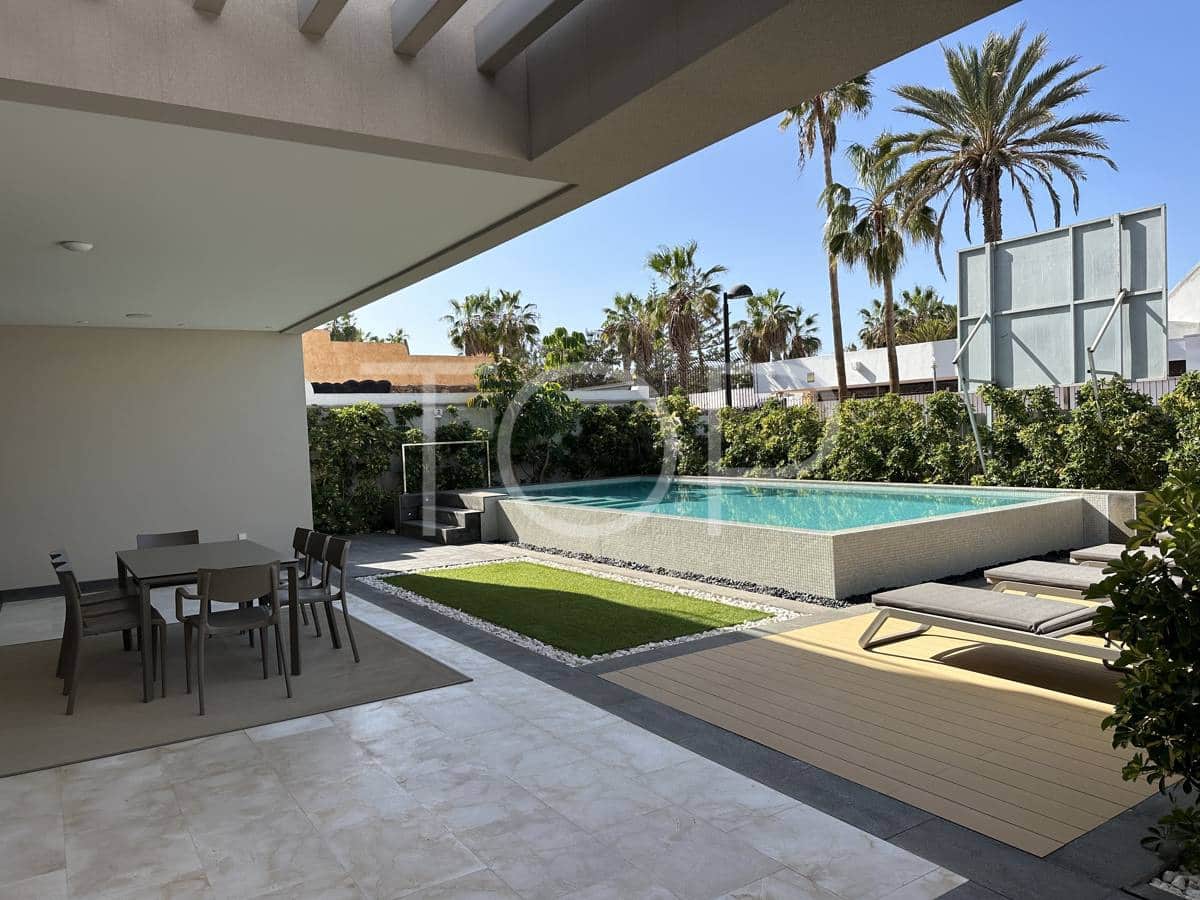 4 soveværelse Villa til salg i Playa de las Americas med swimmingpool garage - € 3.250.000 (Ref: 8953909)