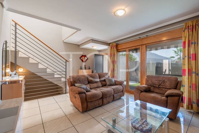 3 slaapkamer Rijtjeshuis te koop in Casco Urbano, Adeje met garage - € 580.000 (Ref: 9153528)