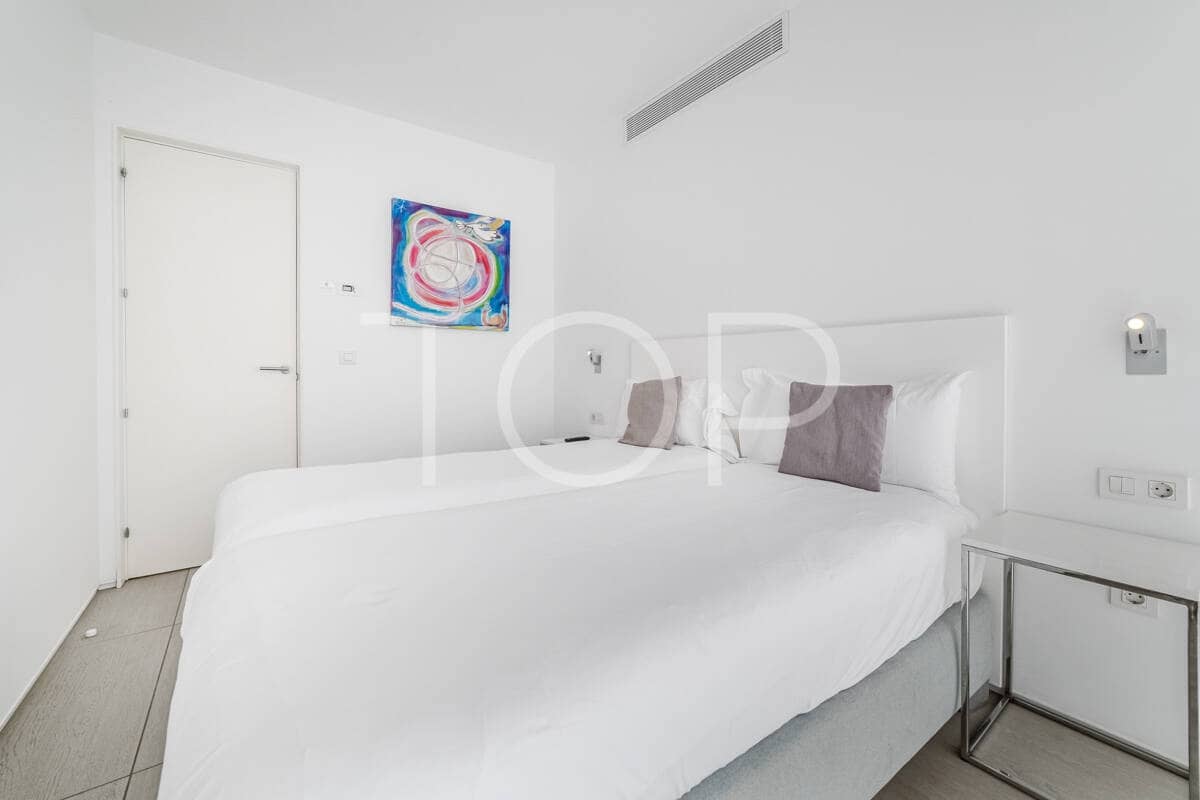 2 bedroom Flat for sale in Playa del Duque with pool - € 695,000 (Ref: 9302825)