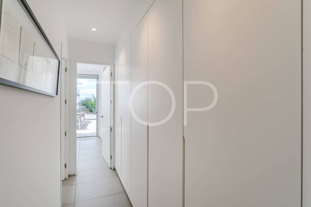 2 bedroom Flat for sale in Playa del Duque with pool - € 695,000 (Ref: 9302825)