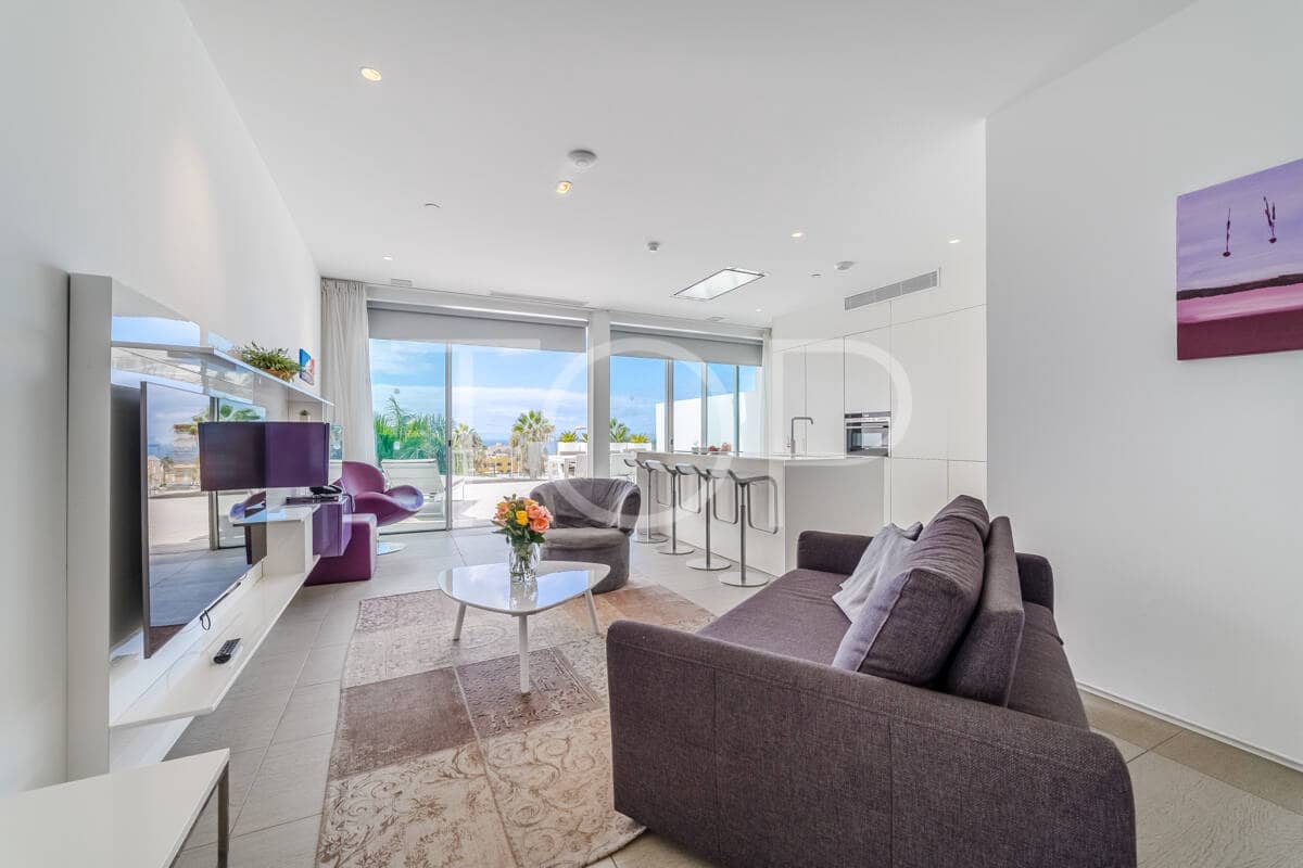 2 bedroom Flat for sale in Playa del Duque with pool - € 695,000 (Ref: 9302825)