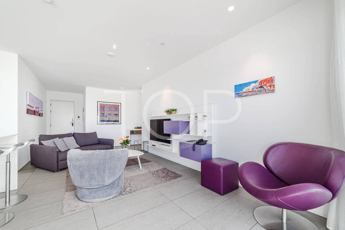 2 bedroom Flat for sale in Playa del Duque with pool - € 695,000 (Ref: 9302825)