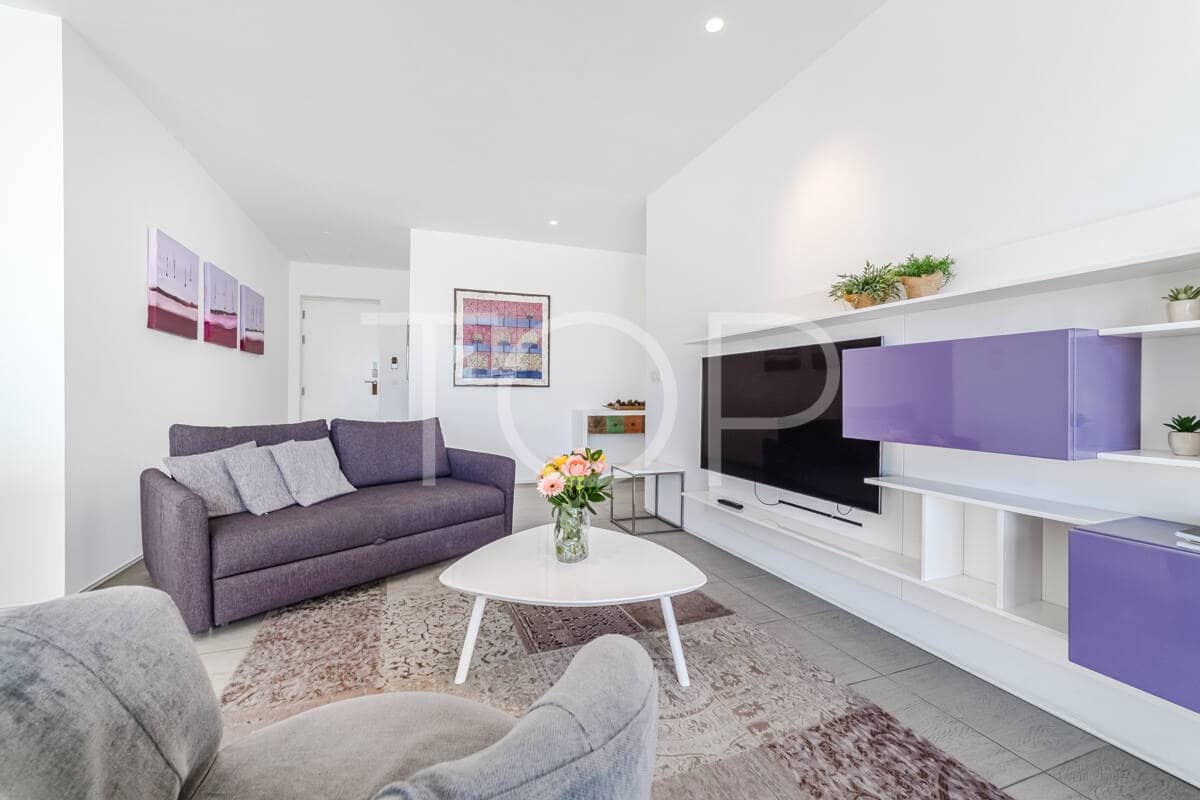 2 bedroom Flat for sale in Playa del Duque with pool - € 695,000 (Ref: 9302825)