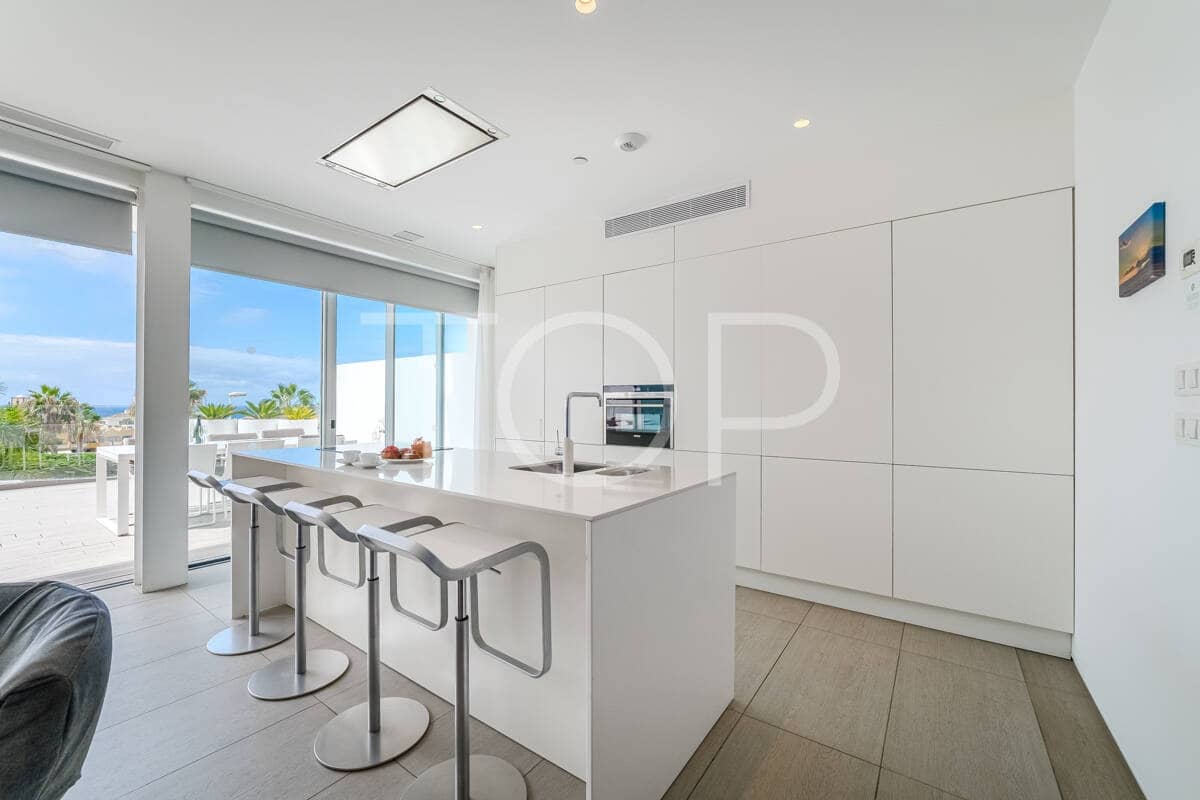 2 bedroom Flat for sale in Playa del Duque with pool - € 695,000 (Ref: 9302825)