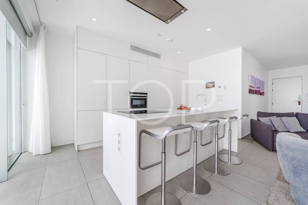 2 bedroom Flat for sale in Playa del Duque with pool - € 695,000 (Ref: 9302825)