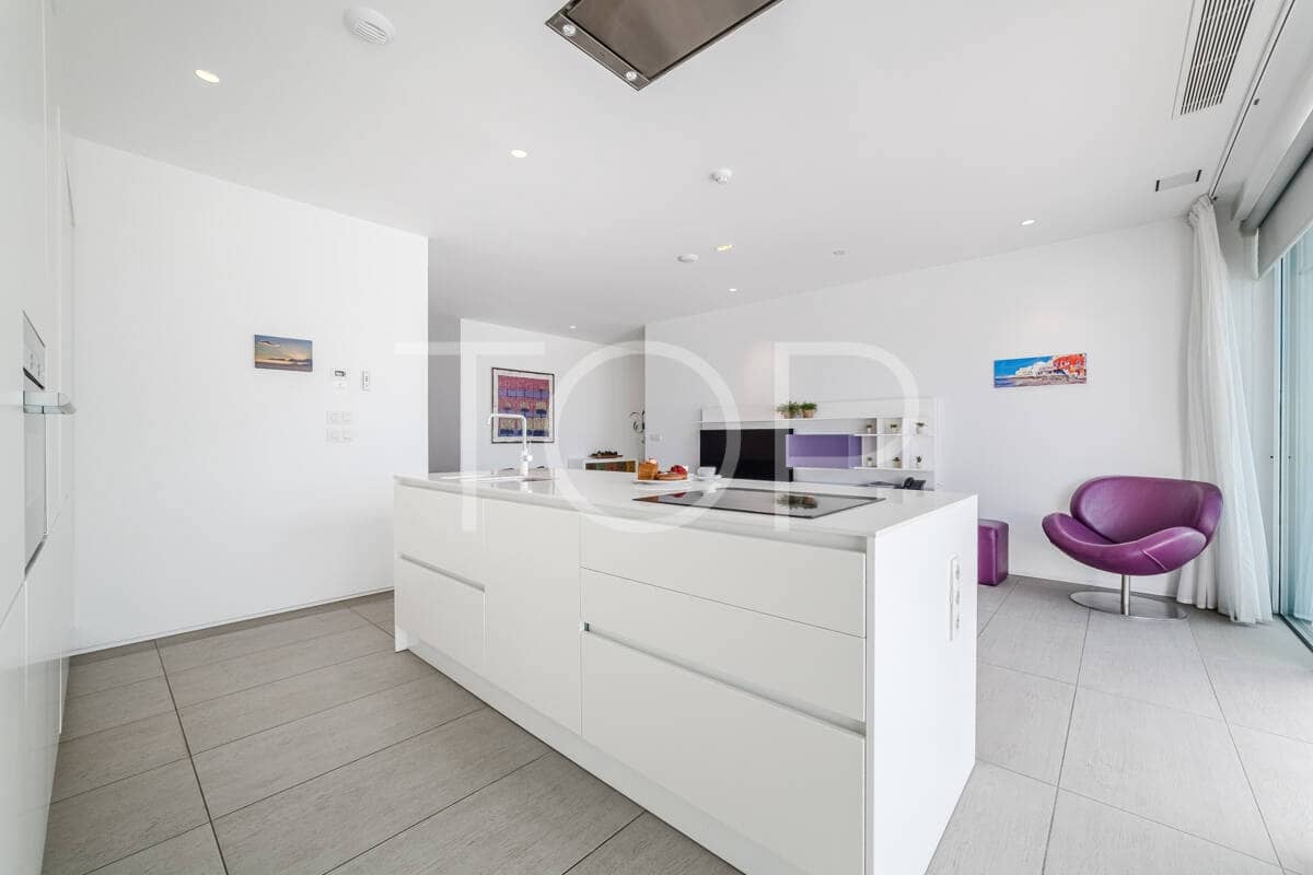 2 bedroom Flat for sale in Playa del Duque with pool - € 695,000 (Ref: 9302825)