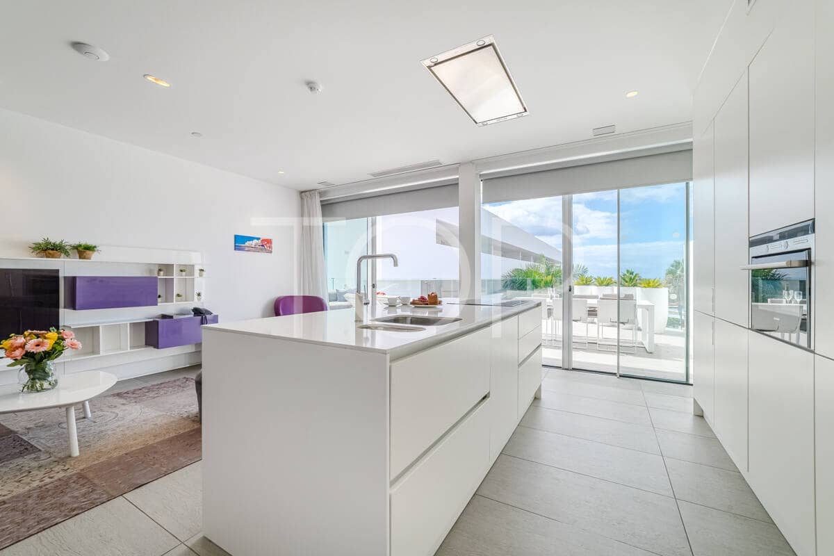 2 bedroom Flat for sale in Playa del Duque with pool - € 695,000 (Ref: 9302825)