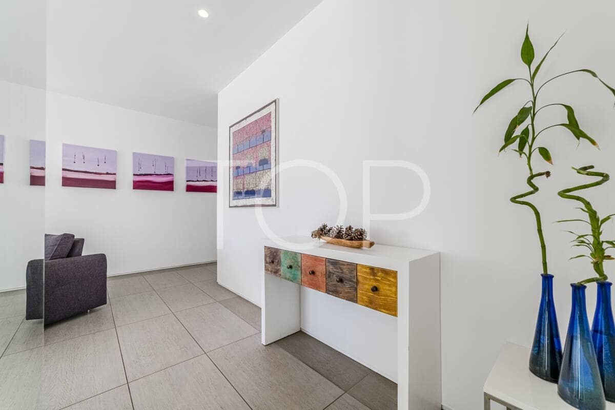 2 bedroom Flat for sale in Playa del Duque with pool - € 695,000 (Ref: 9302825)