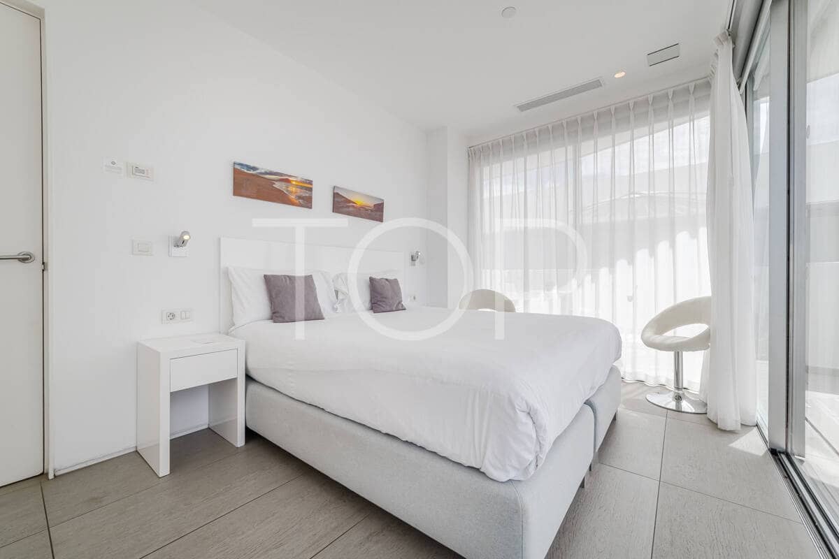 2 bedroom Flat for sale in Playa del Duque with pool - € 695,000 (Ref: 9302825)